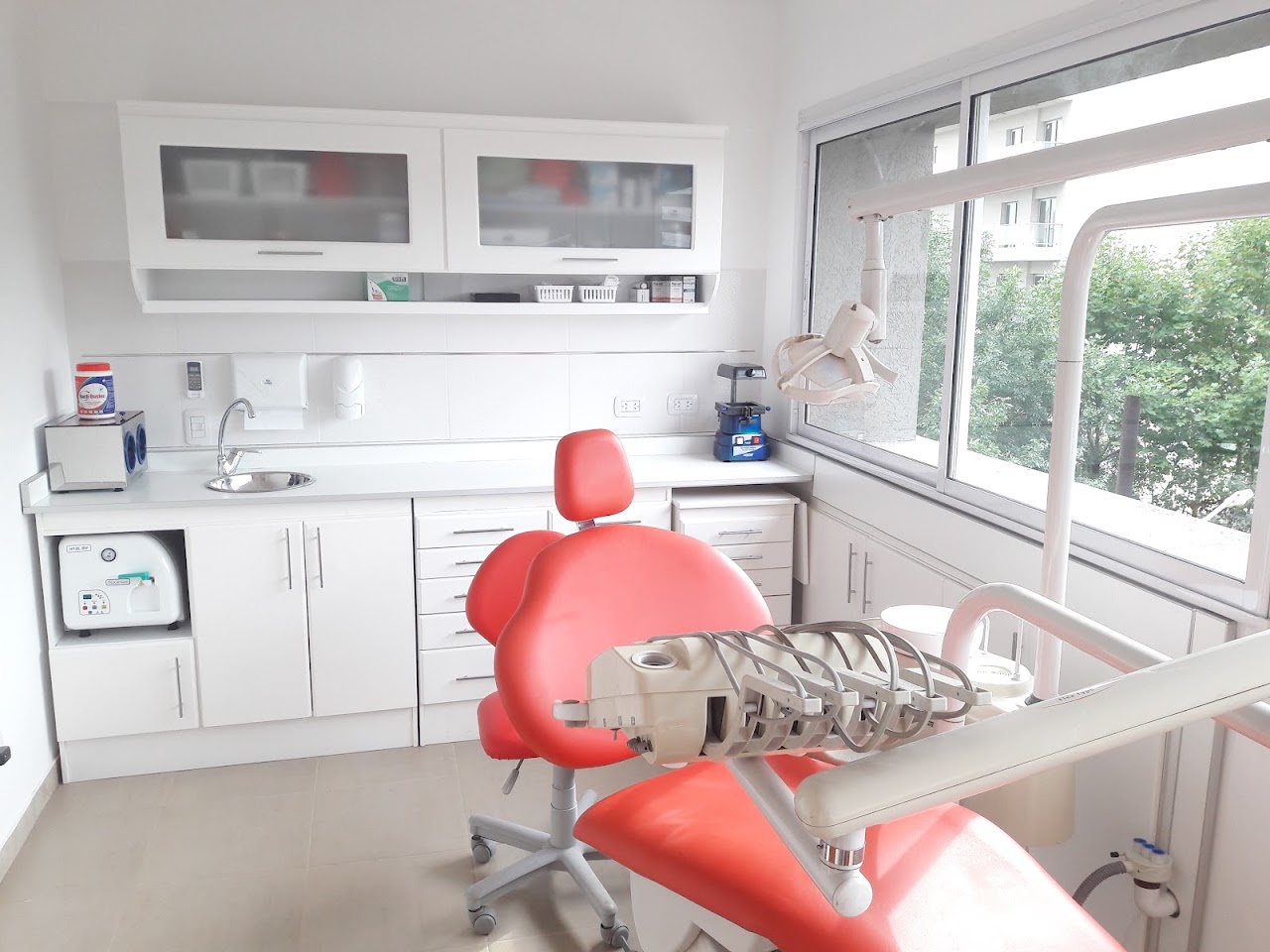 Consultorio de PSA Odontología en San Miguel, sillón odontológico y equipamiento
