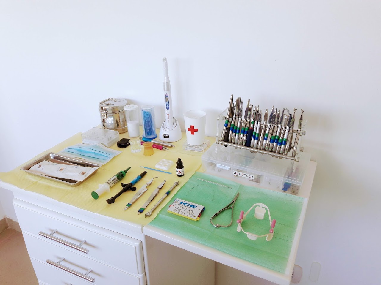 Instrumental odontológico preparado para ortodoncia en PSA Odontología