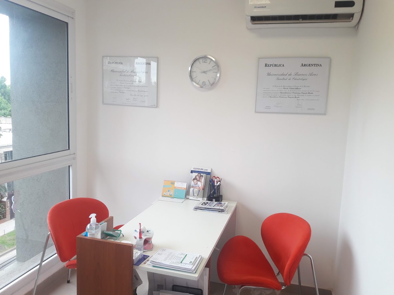 Consultorio de PSA Odontología con diplomas de la Universidad de Buenos Aires