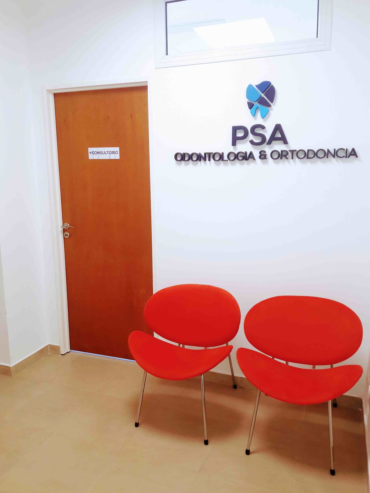 Entrada del consultorio PSA Odontología con sala de espera